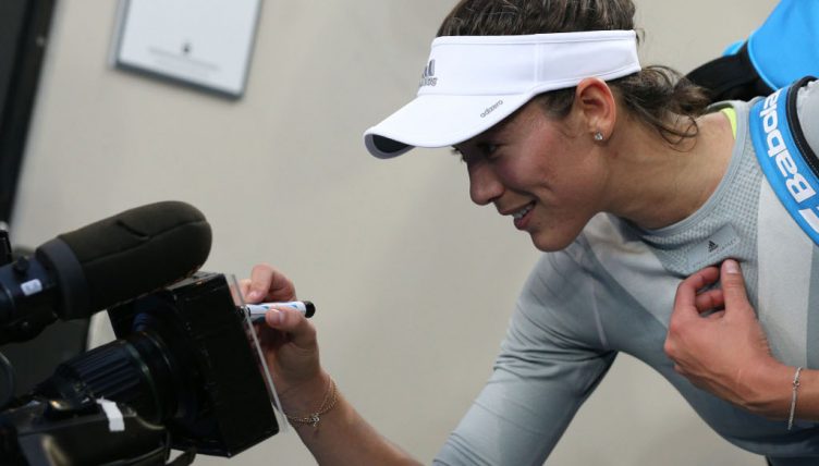 Garbine Muguruza signs camera