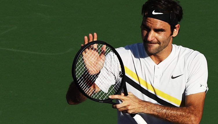 Roger Federer applauding fans