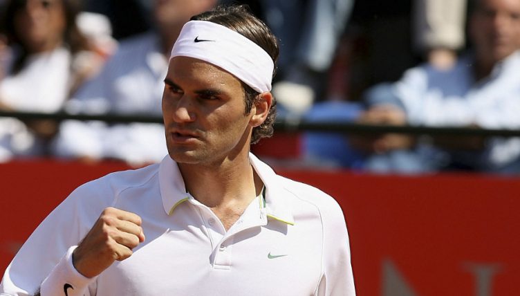 Roger Federer clenches fist