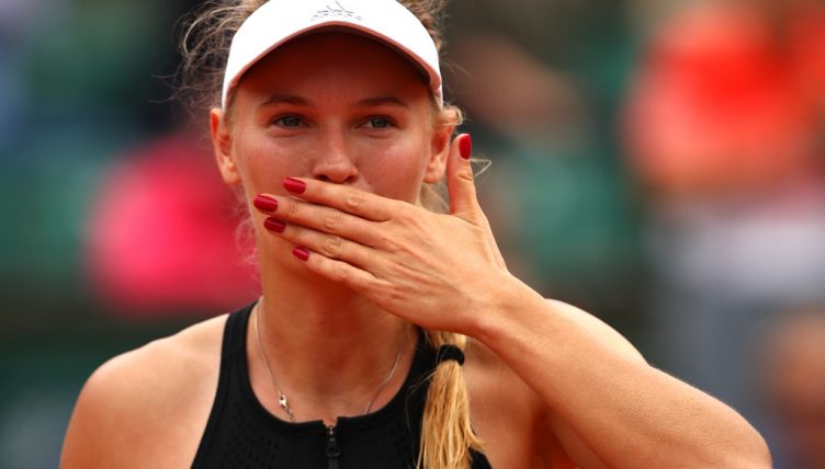 Caroline-Wozniacki blowing kisses
