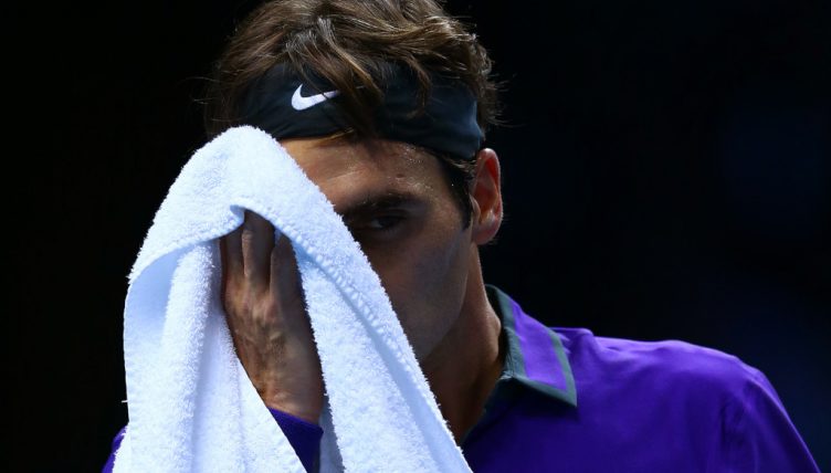 Roger Federer wipes his face