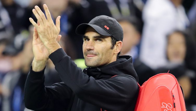 Roger Federer salutes fans