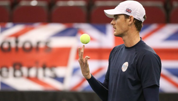 Jamie Murray tossing a ball