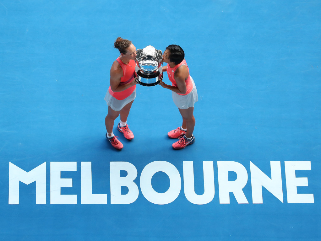 Sam Stosur and Shuai Zhang with Australian Open trophy