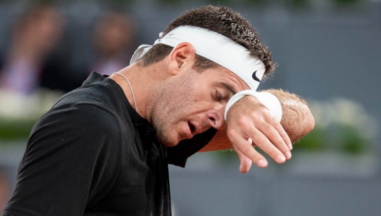 Juan Martin del Potro wiping his face from PA