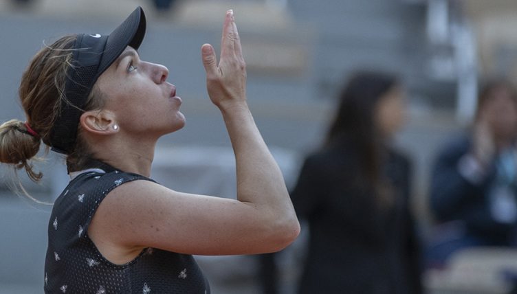 Simona Halep blows kiss after win PA