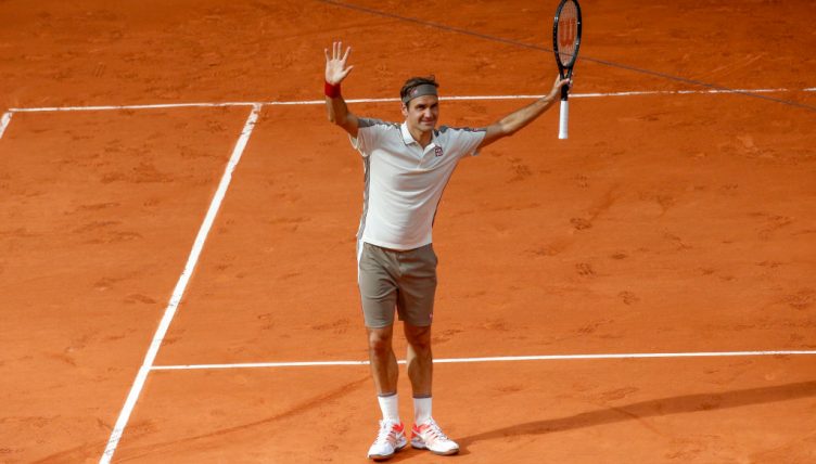 Roger Federer salutes the crowd