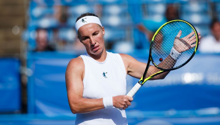Svetlana Kuznetsova applauding