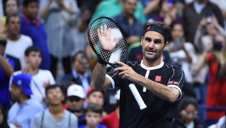 Roger Federer applauding