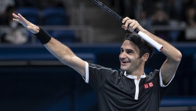 Roger Federer salute
