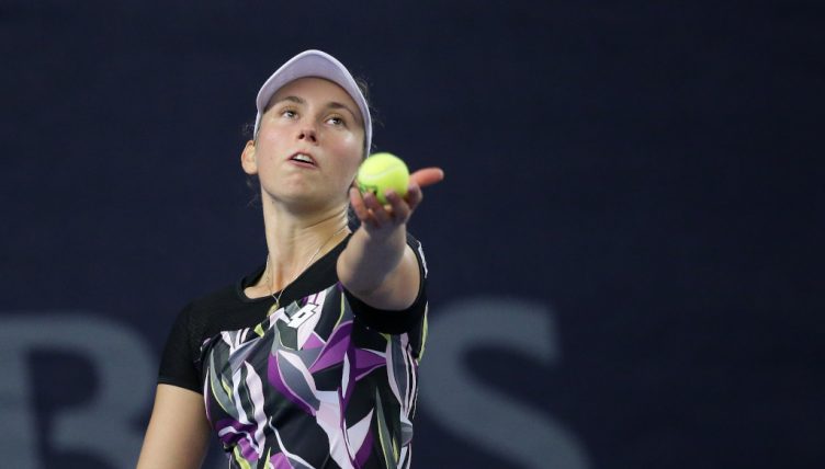 Elise Mertens service motion