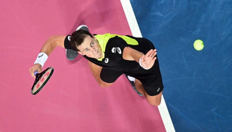 Vasek Pospisil serving