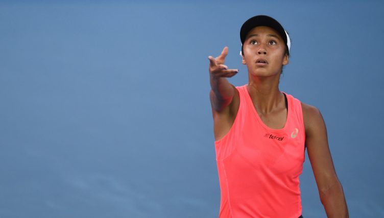 Leylah Fernandez serving
