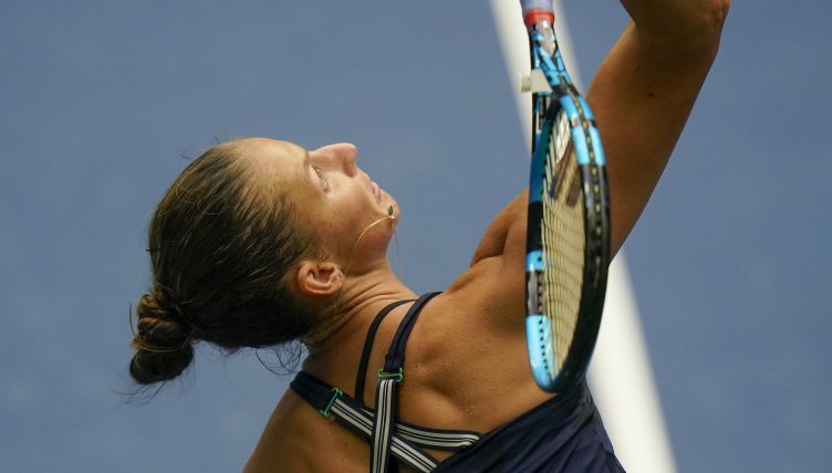 Karolina Pliskova serving