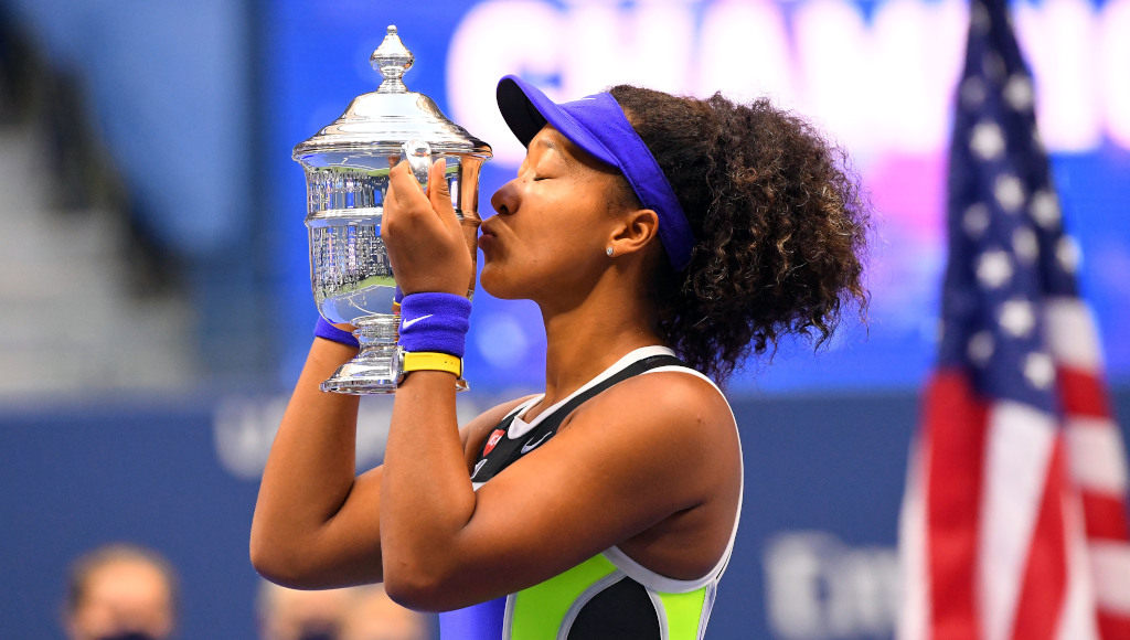 Naomi Osaka kisses US Open trophy