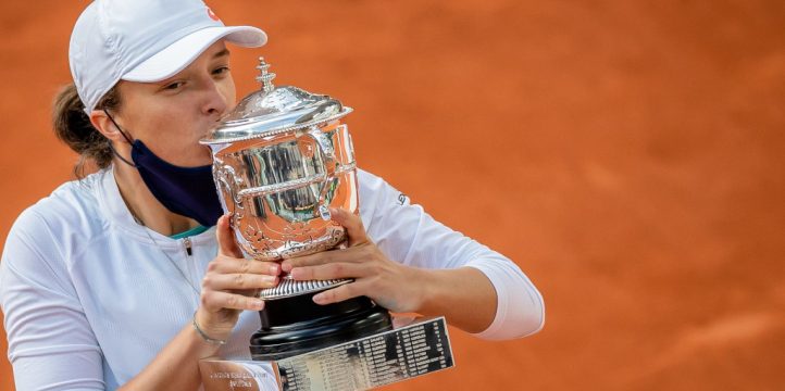 French Open champion Iga Swiatek kisses Coupe Suzanne Lenglen