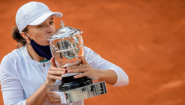 French Open champion Iga Swiatek kisses Coupe Suzanne Lenglen