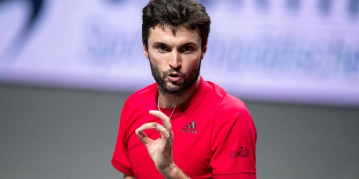 Gilles Simon gesturing