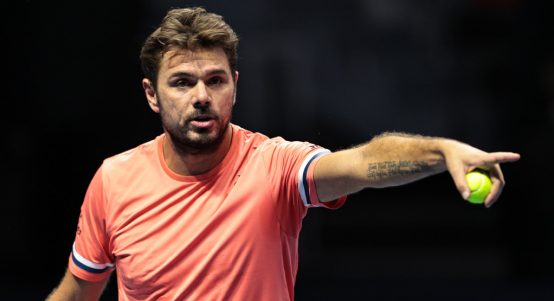 Stan Wawrinka pointing