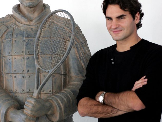 Federer poses alongside a terracotta warrior sculpture of himself at the 2007 Madrid Masters tournament