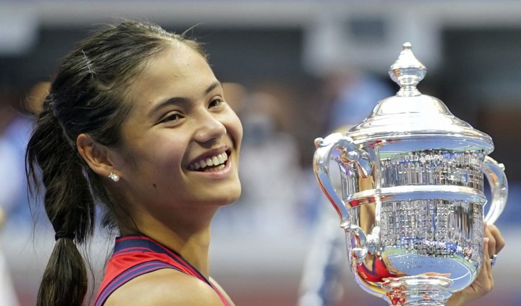 Emma Raducanu with US Open trophy