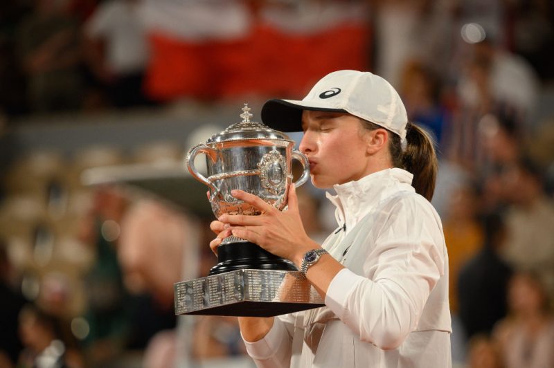 Iga Swiatek of Poland poses with the Coupe Suzanne Lenglen