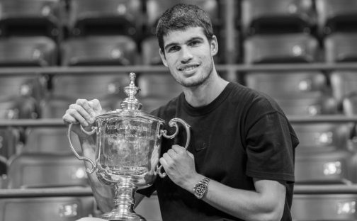 Carlos Alcaraz with the US Open trophy