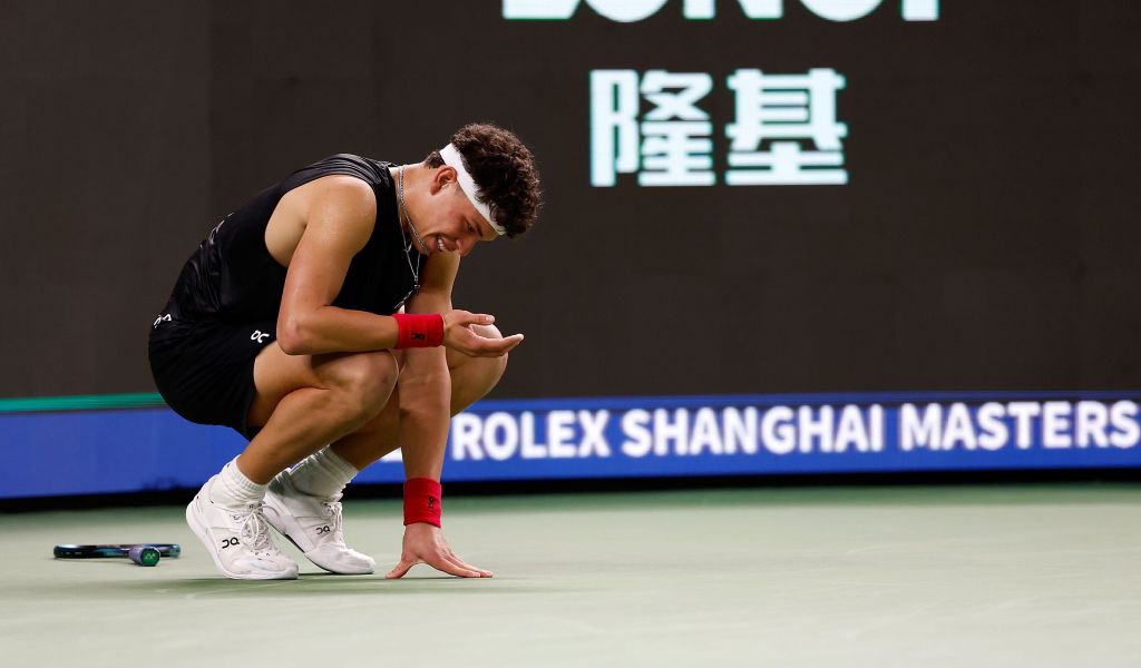 Ben Shelton in action in Shanghai