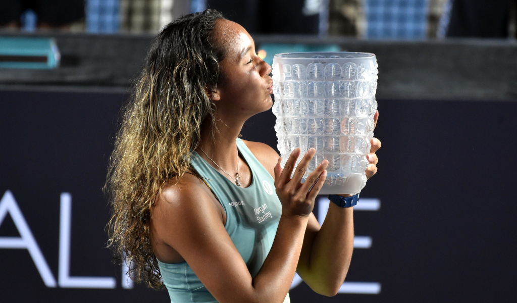 Leylah Fernandez celebrates Hong Kong title