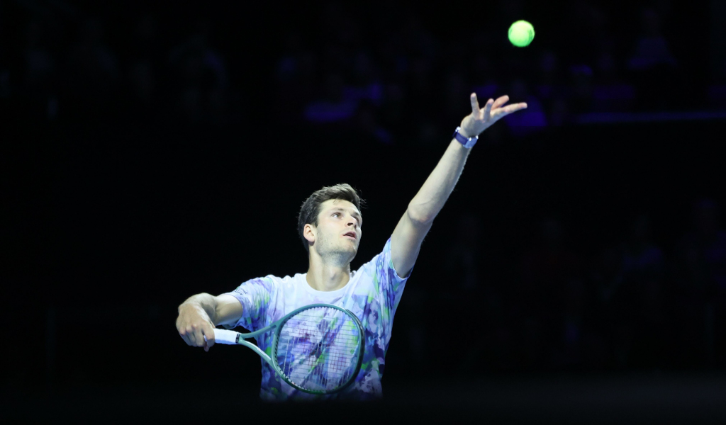 Hubert Hurkacz service motion