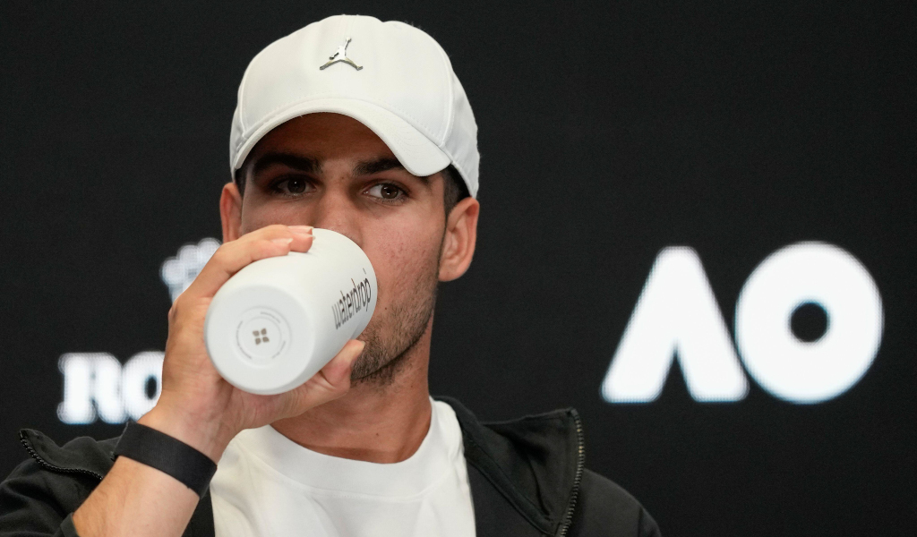 Carlos Alcaraz sips water