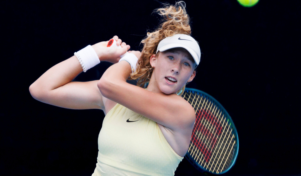 Mirra Andreeva hits a return