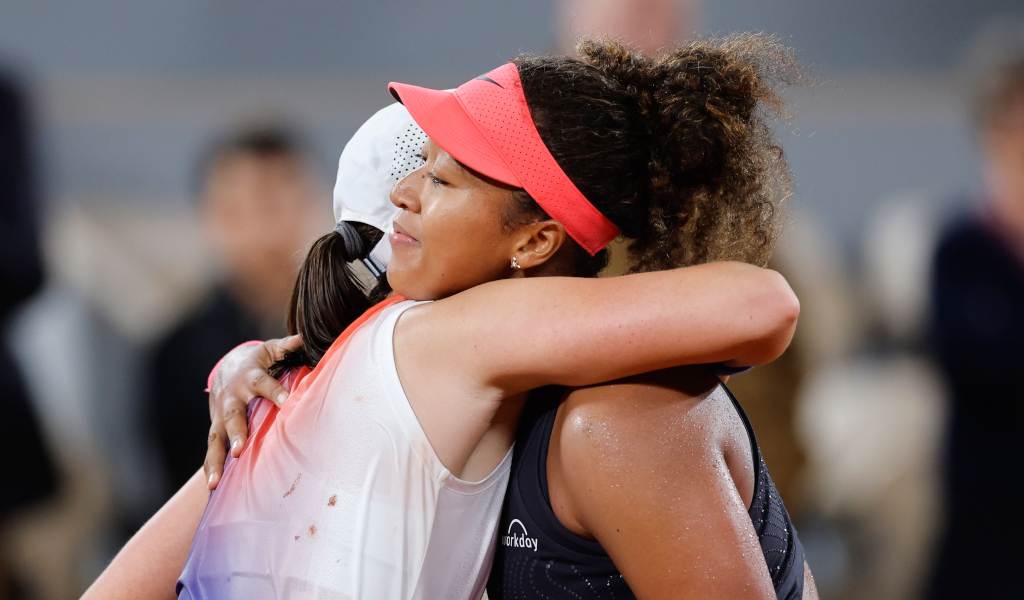 Iga Swiatek and Naomi Osaka post-match hug