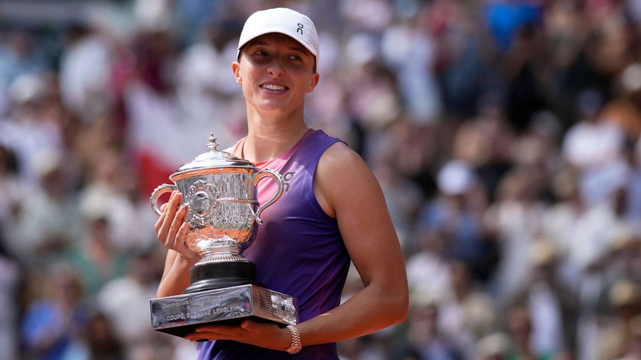 Iga Swiatek lifts French Open trophy