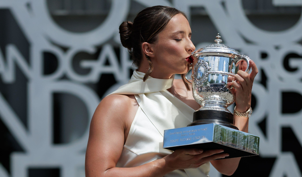 Iga Swiatek kisses French Open trophy