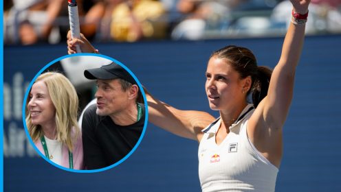 Pictured: Emma Navarro celebrates her US Open quarter-final win, with a picture of Ben and Kelly Navarro inset