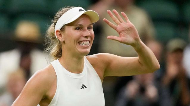 Caroline Wozniacki waving
