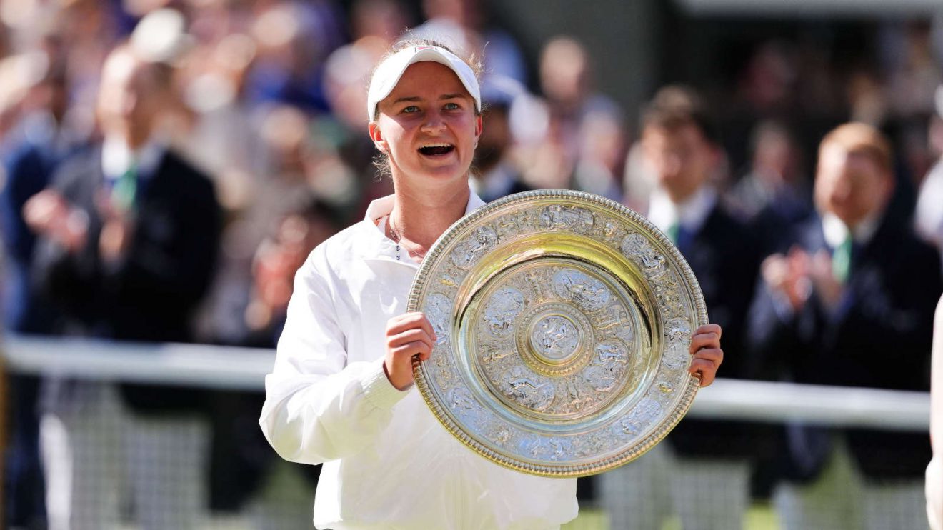 Barbora Krejcikova with the Wimbledon trophy