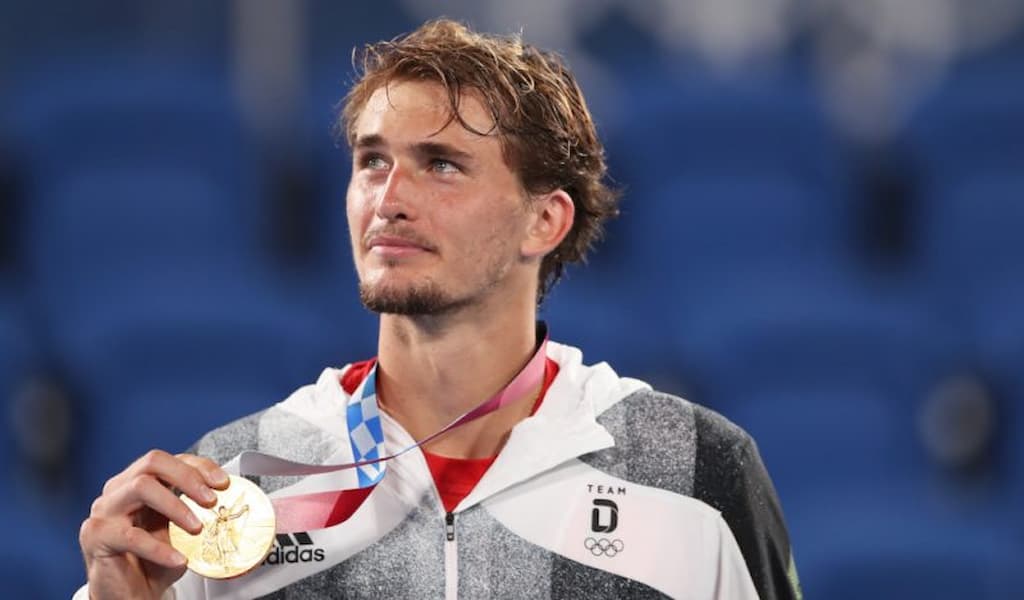 Alexander Zverev with his gold medal at Tokyo 2020