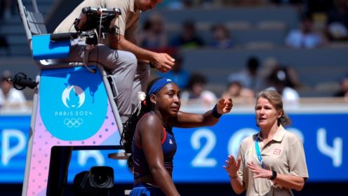 Coco Gauff argues with officials on Court Philippe Chatrier during Paris 2024.