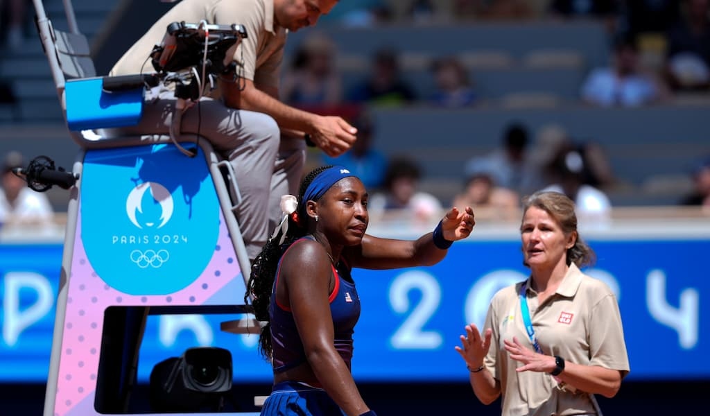 Coco Gauff argues with officials on Court Philippe Chatrier during Paris 2024.