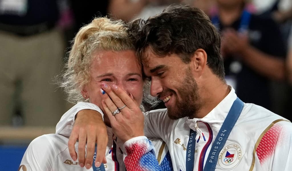 Katerina Siniakova and Tomas Machac embrace after winning gold