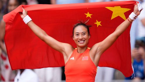 Zheng Qinwen celebrates her gold.