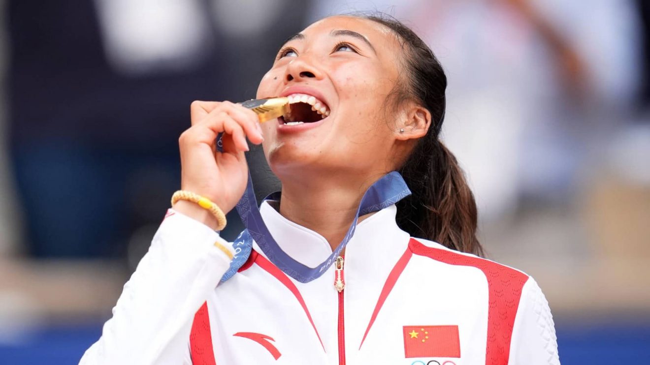 Zheng Qinwen celebrates with her gold medal at the Paris OlympicsZheng Qinwen celebrates with her gold medal at the Paris Olympics