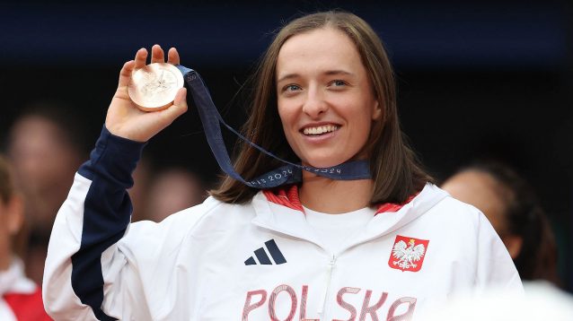Iga Swiatek celebrates after winning bronze medal