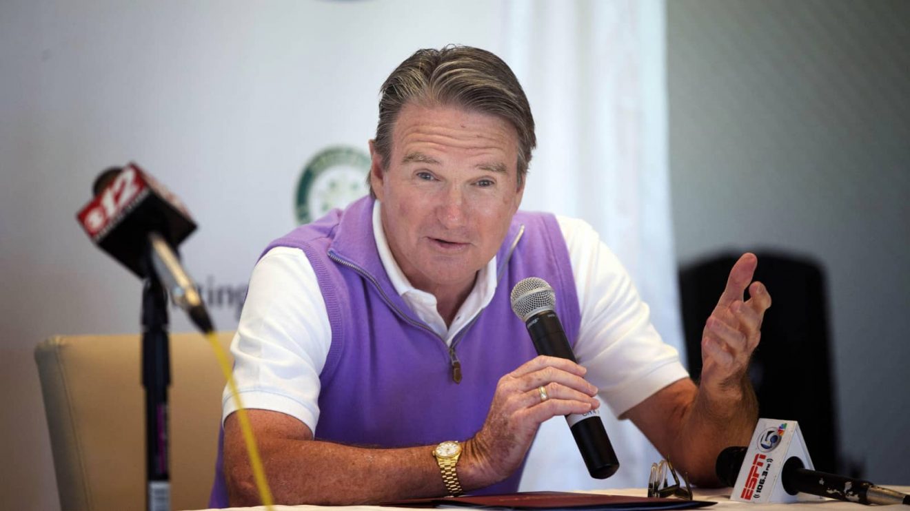 Jimmy Connors talks to the media in 2015