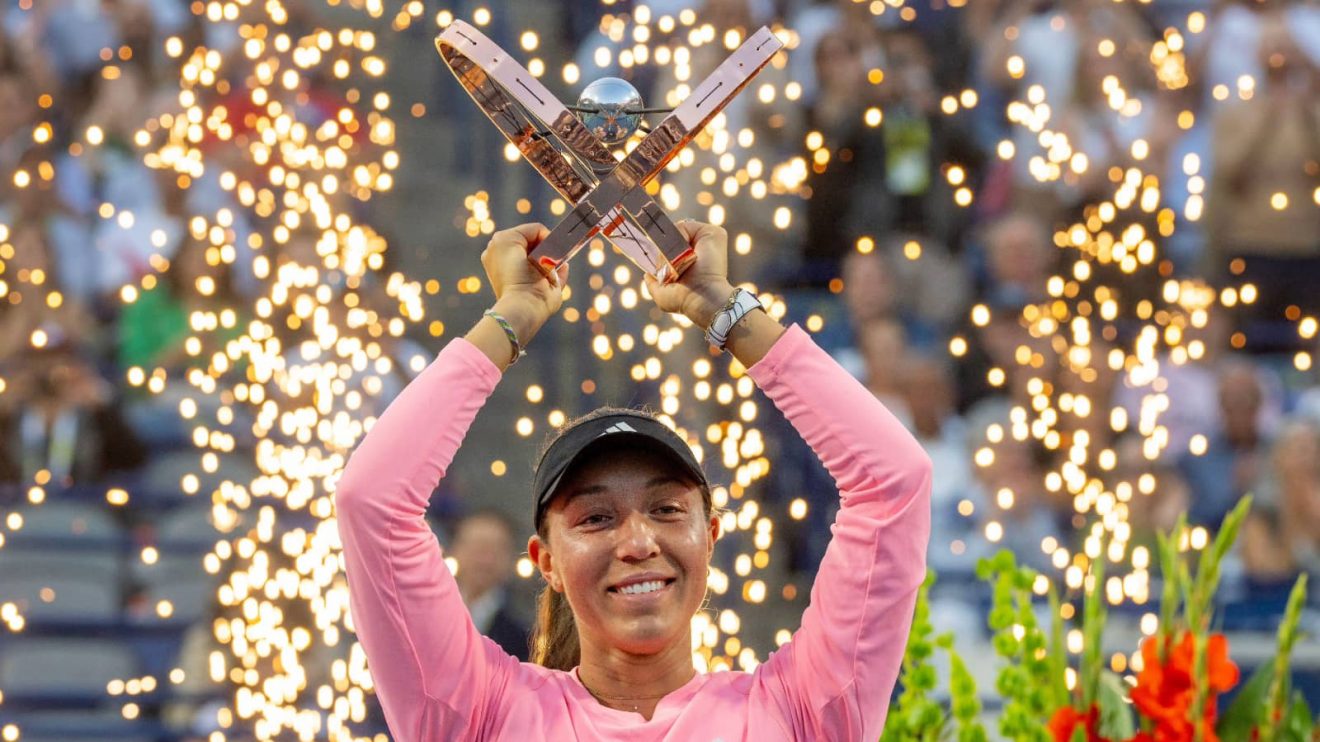 Jessica Pegula lifts the 2023 Canadian Open title.