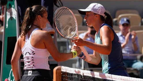 Daria Kasatkina and Iga Swiatek shake hands after a match