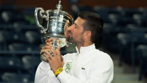 Novak Djokovic kisses the US Open trophy in 2023