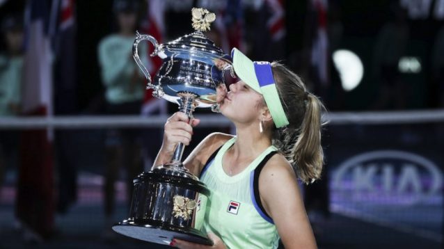Sofia Kenin kisses the Australian Open title after her 2020 triumph.
